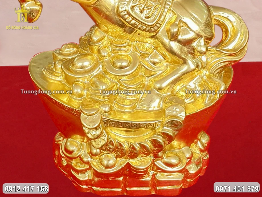 Hình ảnh thỏi vàng mà linh vật ngựa đứng trên